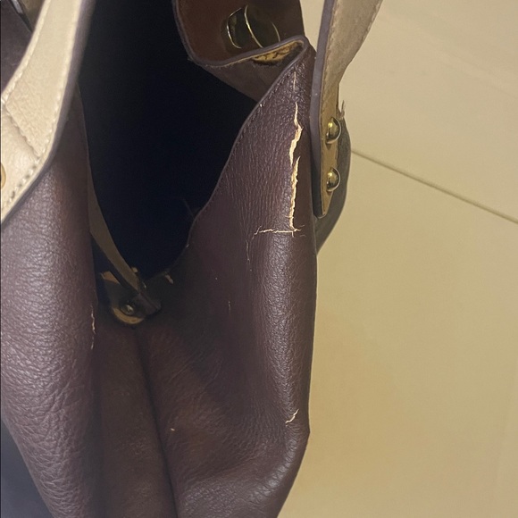 Chic Brown Leather Shoulder Bag with Tan Accents - Picture 8 of 11